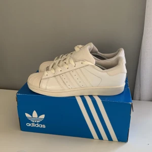 Adidas - Ett par sköna och snygga adidas superstar använda fåtal så de är som nya!