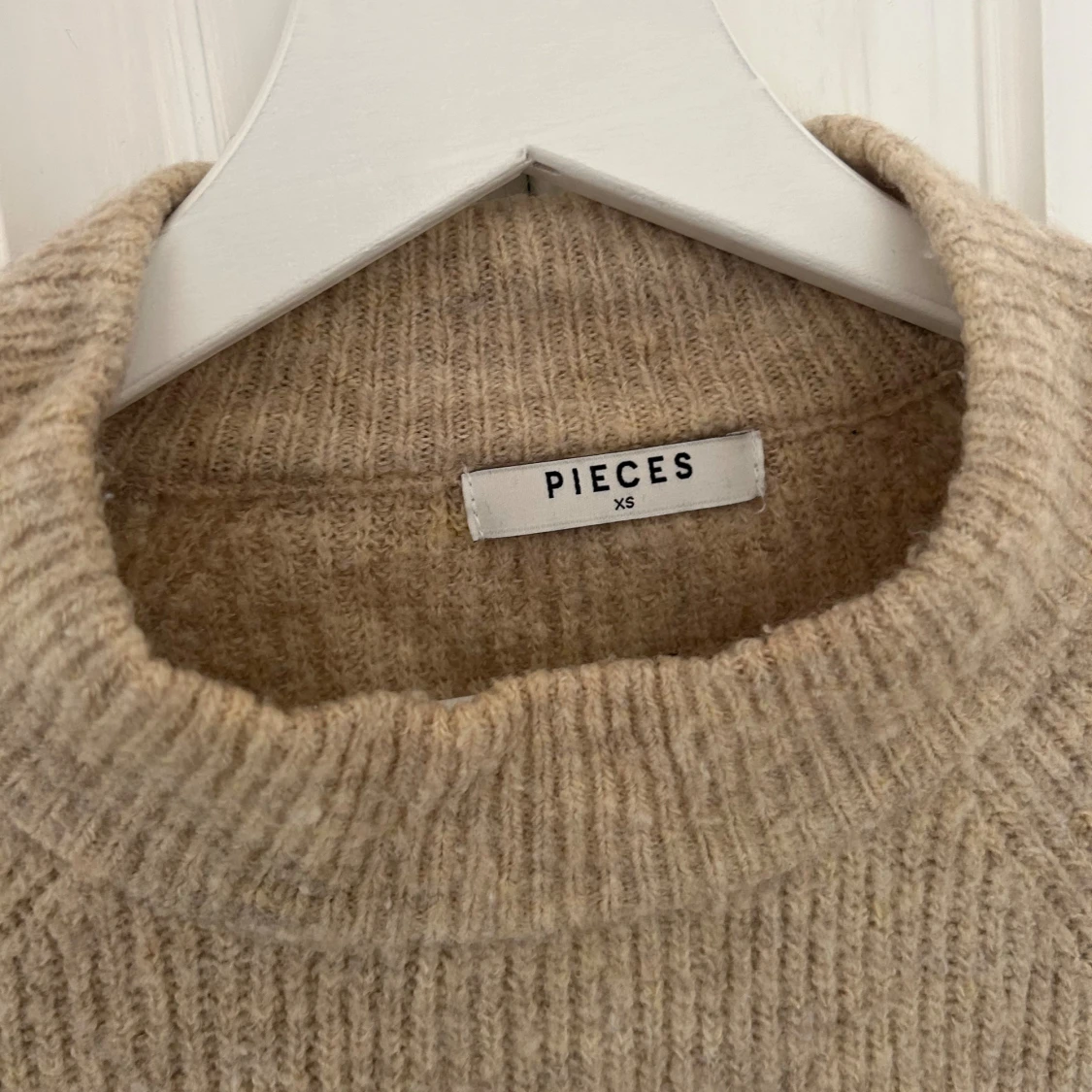 Beige stickad tröja - 91