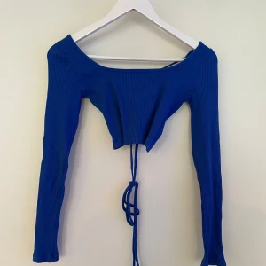 Tröja - Långärmad tröja i storlek s. Fint skick, knappt använd. Sitter tajt och är croppad. Köpt ifrån zalando 