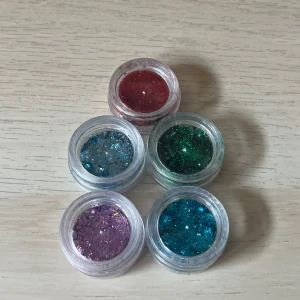 Nagel glitter/detaljer - Snygga nagel glitter/dekorationer. Köpta för något år sedan men aldrig använda. Säljer alla för 70 kr annars en för 15 kr 💘