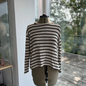 Stickad tröja - Randig stickad tröja från Zara i storlek M. Använd men i mycket bra skick.