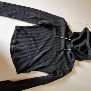 Långärmad träningströja från Stronger  - Säljer en fin ribbad tröja med luva från Stronger i storlek S. Sparsamt använd. Hund finns i hemmet. 