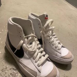 Nike blazer mid ‘77 - Stl37, knappt använda