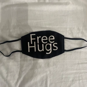 FREE HUGS mask - Köptes på närcon (2019?). Bra skick!! 