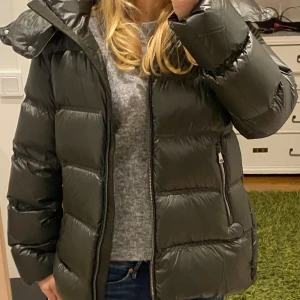 Dunjacka från Massimo Dutti - Jätte bra skick, använd ungefär en halv vinter. Öppen för prisförslag!!