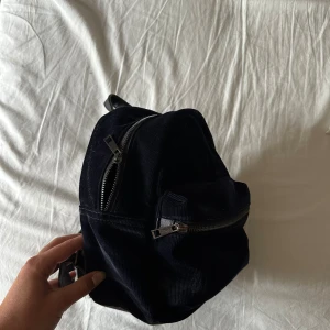 Mini ryggsäck - Liten ryggsäck, mörkblå.  Sparsamt använd