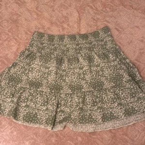 Blomstring kjol🌸 - Fin kjol från ginatricot. Köpte den ifjol. Den är i storlek L. Jag säljer den för att den inte passar mig längre. Kjolen är i jätte bra skick🌸 Original pris 200kr