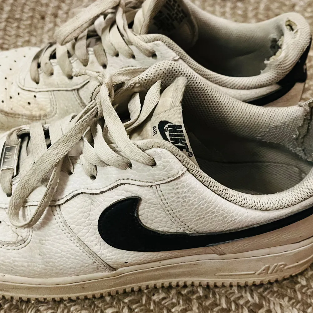 Säljer ett par begagnade Nike Air Force One. Slitna i hälen, se bilder. Fullt fungerande dock!. Kengät.