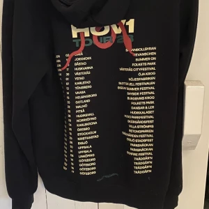 Hov1 Hoodie - Hov1 hoodie i nyskick, köptes under deras konsert 2023 ☺️