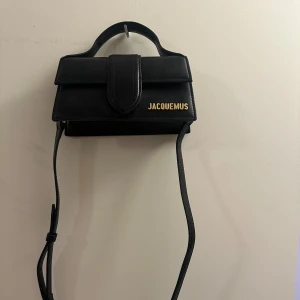 Jacquemus väska - En fin liten väska ifrån Jacquemus, i ett nytt skick med dustbag kvar 🖤🖤 nypris 7000kr