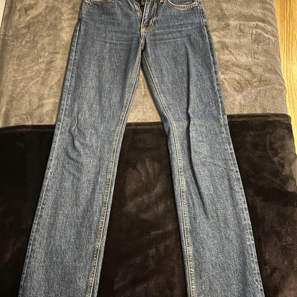 Lågmidjade jeans från Bikbok Inte använda så många gånger därav mycket bra skick Midja-70cm Innerben-80cm Nypris 599kr. Jeans & Byxor.