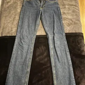 Lågmidjade jeans från Bikbok Inte använda så många gånger därav mycket bra skick Midja-70cm Innerben-80cm Nypris 599kr