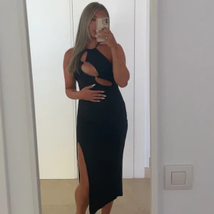 Klänning - Säljer en svart klänning från ”Nova of Sweden” i strl S. Endast testad på bilden ovanför. Stretchigt material.