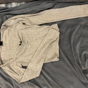 Långärmad tröja -  Grå Långärmad tröja ifrån Gina trico  använd fåtal gånger