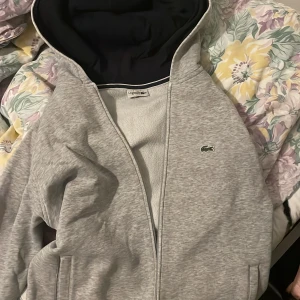 Jag säljer den för att den är för liten på mig  - Lacoste sport hoodie 