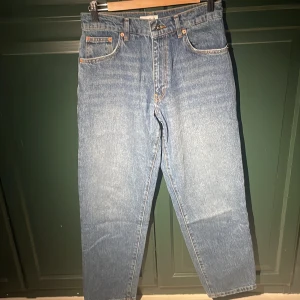 Mörkblåa jeans från woodbird - Säljer ett ist mörkblåa baggy jeans från woodbird. Skick 10/10. Storlek 28:30.