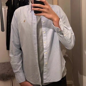 Ralph lauren skjorta - Säljer nu denna sjukt snygga och stilrena skjorta som jag sparsamt använt i hopp om att någon vill ta över. Skjortan är i storlek xs och säljes nypris ca 1700kr, mitt pris 299kr