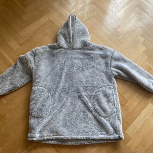 Ovetsize hoodie - Säljer en oversize Hoodie i mjuk fleece.  The Snuddie från Primark.  Använda ett fåtal gånger så i nyskick.  Stl XS/S. Bredd: 78 cm Längd: 82 cm