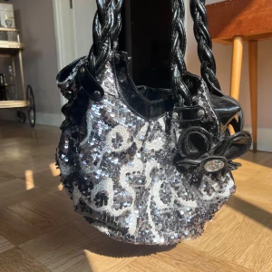 Y2k väska - Köpte på humana för ett år sedan för 350kr. Aldrig använd. Säljer pga det inte är min stil längre:) priset är sänkt för dragkedjan är sönder.