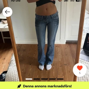 Lågmidjade jeans  - Säljer dessa snygga jeans som ja köpte här på plick men säljer dom då dom inte passade. Jeansen är i väldigt fint skick. Skriv för flera bilder på jeansen eller exakta mått 
