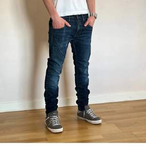 Säljer ett par snygga Levi's 511 Slim jeans i mörkblå färg. De är i nyskick och är aldrig använd alla tags finns kvar! Skriv vid frågor och funderingar! 