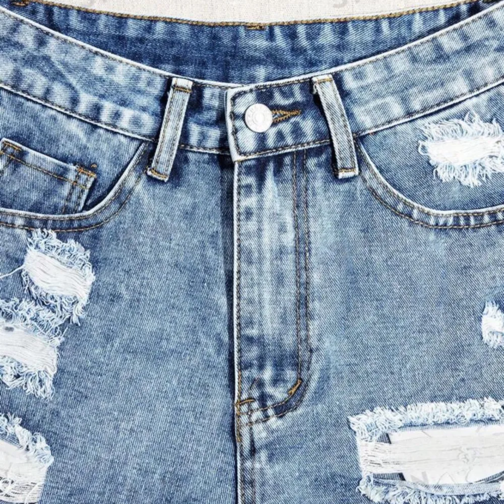 Ett par mörkblåa jeansshorts i storlek 28 köpta från Shein . Shorts.