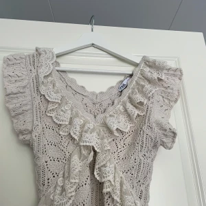 Volang topp från Zara - Aldrig använd typ o jättefint skick säljer för jag rensar kläder 