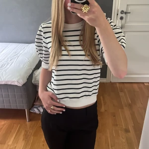 Randig topp - En väldigt gullig svart vit randig topp med puffärmar! Säljer för att den inte kommer till användning längre, inte använt så många gånger!! Inga tecken på några skador eller så💘