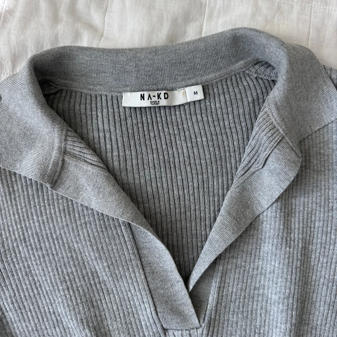 Grå ribbad topp från NA-KD - 90