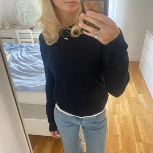 långärmad ulltröja  - långärmad ulltröja från uniqlo i fint skick, varit ett litet hål som jag sytt igen så inget man tänker på! varm och skön, storlek s!