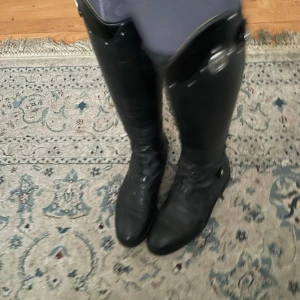 Ridstövlar ❤️ - Ganska slitna därav priset 