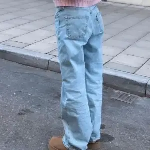 Supersnygga o trendiga Levi’s 501 90s jeans i storlek 32/32 🤩 köpta för 1 år sedan i Levis butiken i Stockholm för 1250kr. Använda ungefär 5 gånger bara så dom är i superfint skick! Jag är 170cm lång och brukar ha storlek 40/42 i byxor 😇