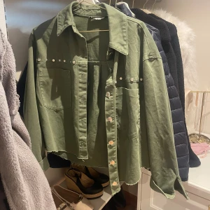 Grön jeansjacka  - Grön jeansjacka med detaljer, jätte bra skick
