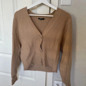 Stickad tjocktröja - Säljer en fin beige/brun stickad kofta i skönt material💕