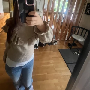 Beige Tröja - Beige tröja med volanger från Only i storlek M, som bara använts vid foto då den aldrig kommit till användning. 🤞🏻 
