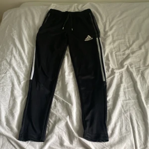 Adidas byxor - Adidas byxor. Det står ingen storlek men skulle säga att det är s, jag är ca 165 och det saknas nån enstaka cm för mig. Det är bra skick på dom. Köparen står för frakten