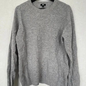 Stickad tröja - Säljer stickad tröja skick 10/10 behlvs bara strykas. Tröjan är från uniqlo och är väldigt snygg och bekväm passar dig som har storlek M