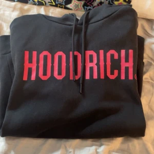 Hoodrich - säljer denna äkta hoodrich hoodien då den inte kommer till användning längre, jag själv köpte inte den därav billigt pris. som ni kan se på andra bilden har ja spillt smink på den. storlek xs och säljer den för 300kr + frakt