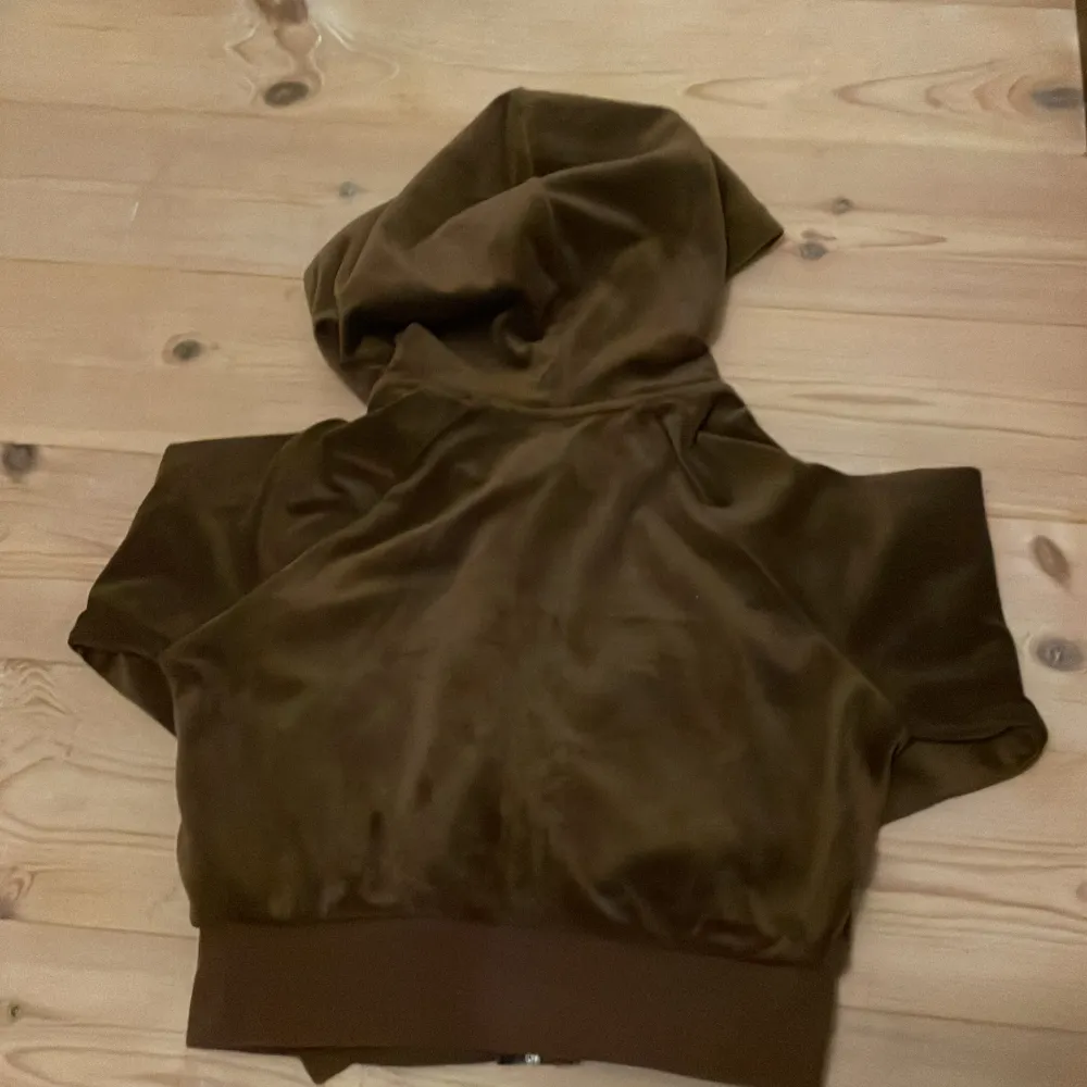 Säljer en supermjuk och skön brun hoodie från H&M Divided. Den har en dragkedja framtill och en stor luva för extra mysfaktor. Perfekt för höst och vinter när du vill hålla dig varm och bekväm. Den är i storlek XS och passar perfekt för en avslappnad stil.💕. Tröjor & Koftor.