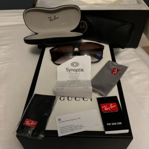 Rayban boyfriend - Tja, säljer dessa feta och eftertraktade rayband boyfriend solglasögon! Dom är ALDRIG ANVÄNDA endast prövade Säljer pga dom var förstora! Allt og med kommer, kvitto osv + 2 fodral. 2 putsdukar. Mitt pris:1699kr | Ny pris: 2600kr. Pris kan diskuteras!