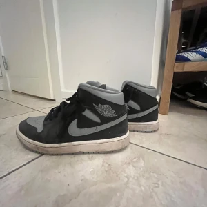 Jordans - Säljer nu mina fina jordans i strl 38,5 som oxå passar 38 och 39. Jättebra skick då de inte är mycket använda.🥰