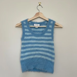 Monki väst  - Fluffigt linne/väst från monki. Aldrig använd. Se även mina andra annonser, 3 för 2 på allt! 💫