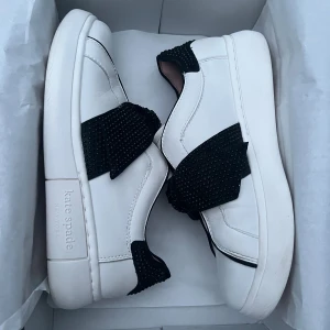 Vita sneakers - Helt nya Kate Spade sneakers. Köpta för 1800kr. För små för mig så har bara använts vid ett tillfälle💞