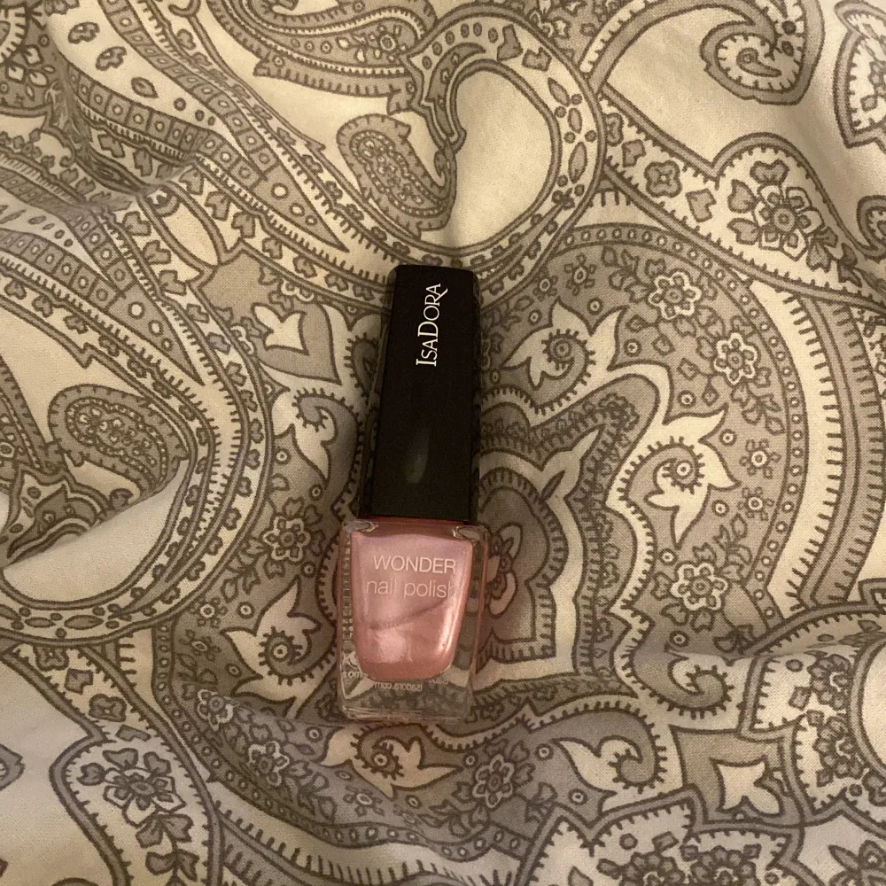 Ljus rosa glittrigt nagellack, den är aldrig använd och som i nytt skick.💕. Skönhet.