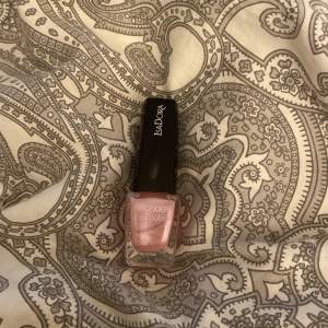 Ljus rosa glittrigt nagellack, den är aldrig använd och som i nytt skick.💕