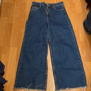 Denna jeans är från zara. Bra material och har använt bara några gånger och det passar inte längre på mig 