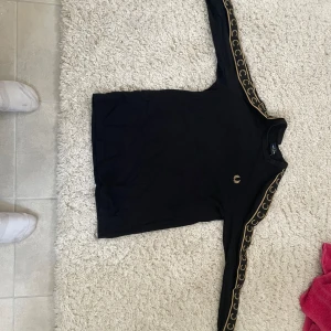 Fred Perry tröja Storlek: S prutbar. - En extremt fin svart/guldig fred Perry tröja som köptes för cirka 1000 kronor på zalando. Men du kan få den för bara 500 kronor. Den är väldigt bekväm med ett skönt material. Knappt änvänd, skick 9/10. Hör av er om ni vill diskutera pris MVH Oskar.