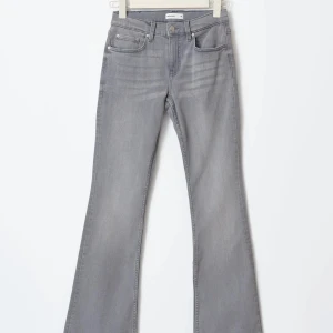Flare jeans  - Grå flare jeans ifrån Gina använda ett fåtal gånger så i bra skick. 🥰