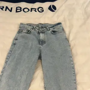 Jag säljer ett par jätte fina blåa jeans då dom va för små i midjan. Byxorna är helt oanvända och är jätte fina och en bra längd. Jag är 159 cm Nypris 300kr