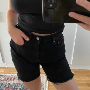 Jeansshorts - Svarta jeansshorts som är köpt second hand. Bra skick! Går att klippa av ytterligare om en vill ha kortare